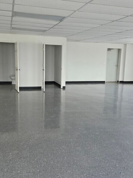 More Photos Of 1300 W Saunders St, Mount Pleasant Showroom For Lease