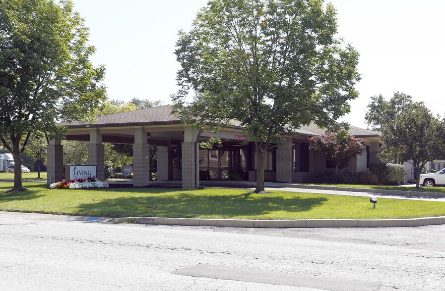 More Photos Of 11979 Fishers Crossing Dr, Fishers Freestanding For Sale
