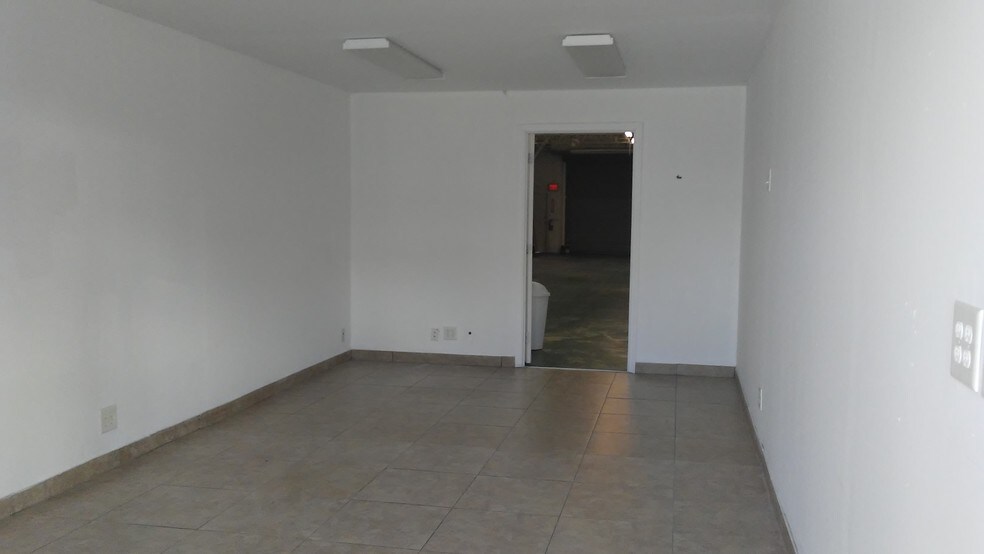 More Photos Of 4032-4046 NE 6th Ave, Oakland Park Warehouse For Lease