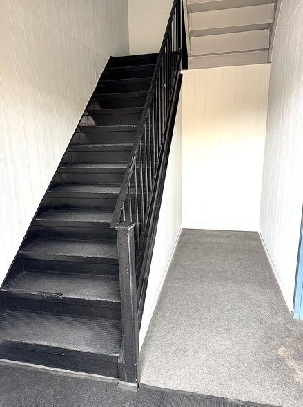 More Photos Of 9856 Derby Ln, Westchester Warehouse For Lease