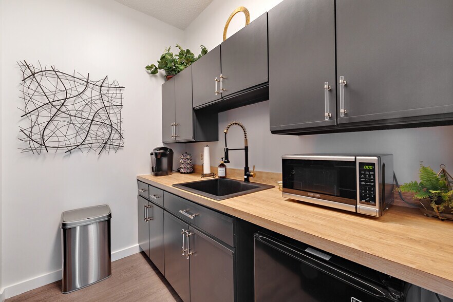 More Photos Of 8301-8323 Cherry Ln, Laurel Medical For Lease