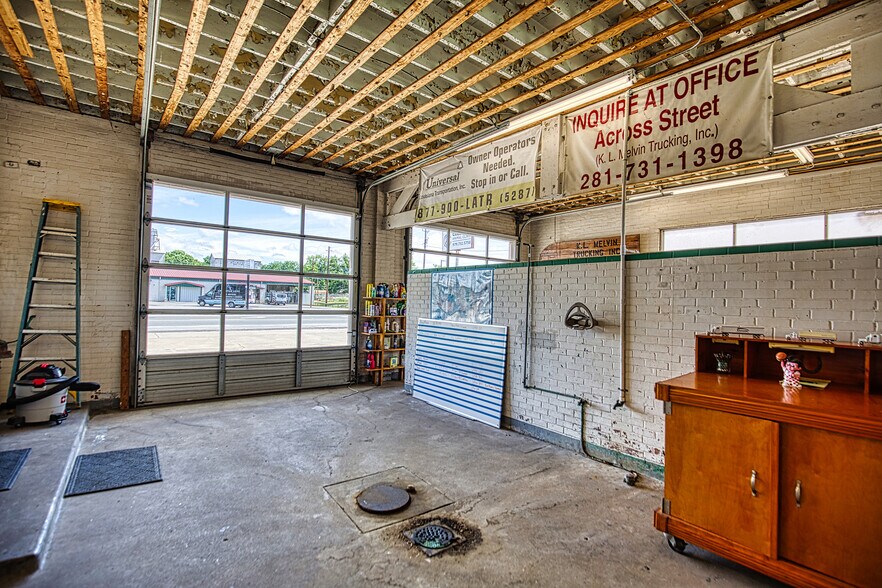 More Photos Of 931 Walnut St, Columbus Flex For Sale
