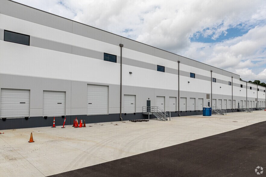More Photos Of 10387 Lakeridge Pky, Ashland Distribution For Lease