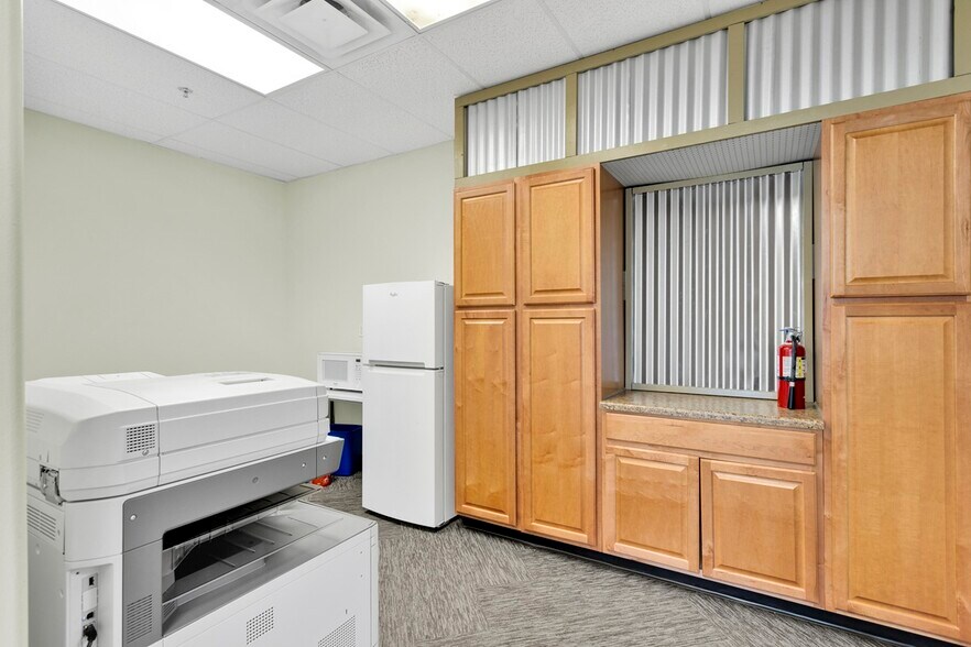 More Photos Of 12180 Ridgecrest Rd, Victorville Showroom For Lease