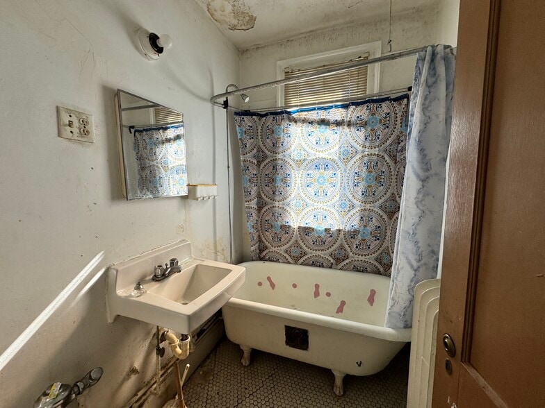 More Photos Of 102 Rowe Ave, Hartford Apartments For Sale