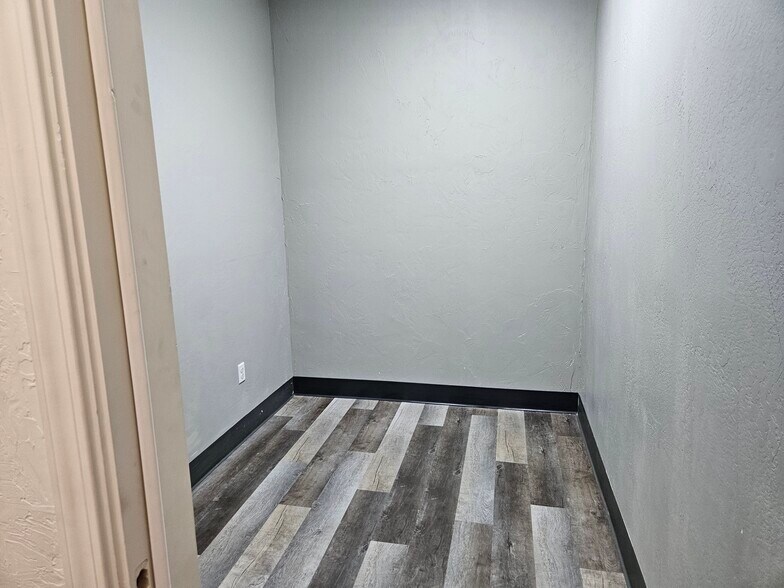 More Photos Of 1775 N 10th St, Central Point Storefront Retail Office For Lease