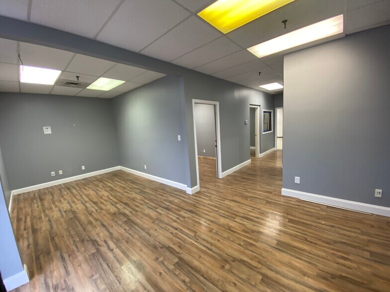 More Photos Of 822 Pioneer St, Champaign Light Distribution For Lease