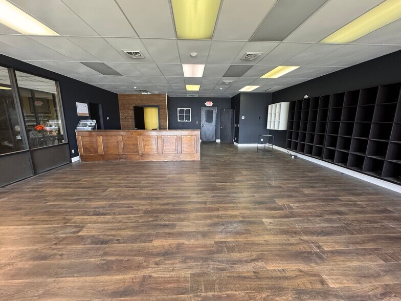 More Photos Of 880 E Main Rd, Portsmouth General Retail For Lease