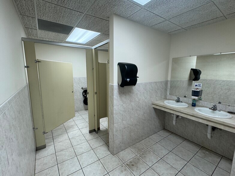 More Photos Of 5833 Pecan St, North Branch Office For Sale