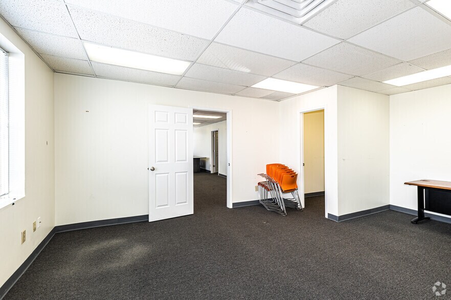 More Photos Of 3737 S Elizabeth St, Independence Office For Lease