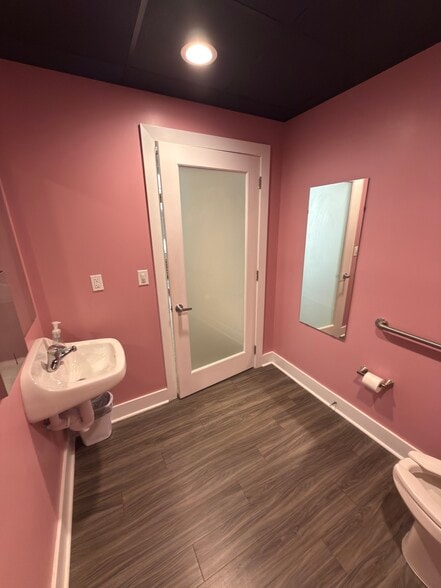 More Photos Of 10 Whitaker St, Savannah Storefront Retail Residential For Lease