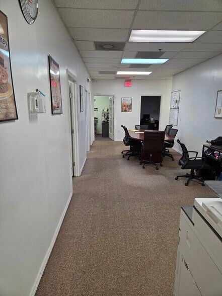 More Photos Of 7810 Kingspointe Pky, Orlando Warehouse For Lease