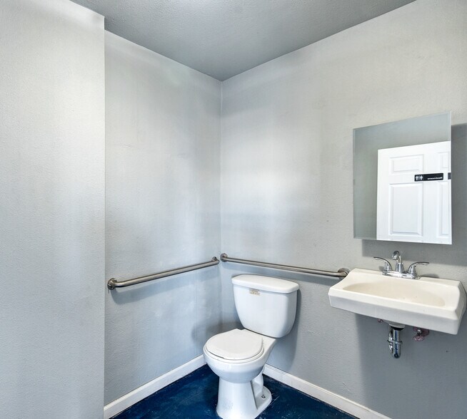 More Photos Of 224 Garvon St, Garland Warehouse For Sale