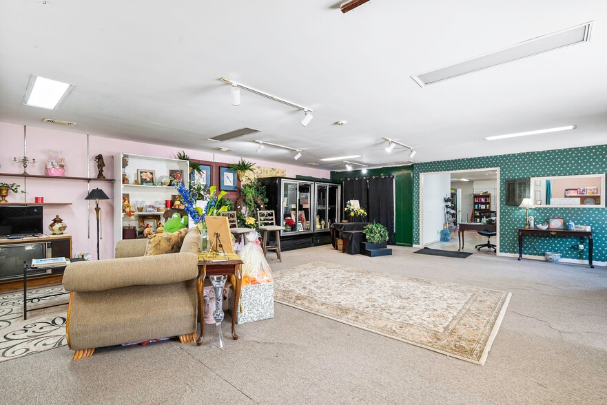 More Photos Of 25 Strickland St, Fairburn General Retail For Sale