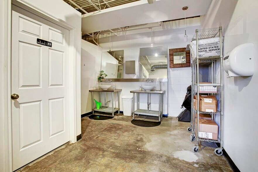 More Photos Of 1121 Delano St, Houston General Retail For Lease