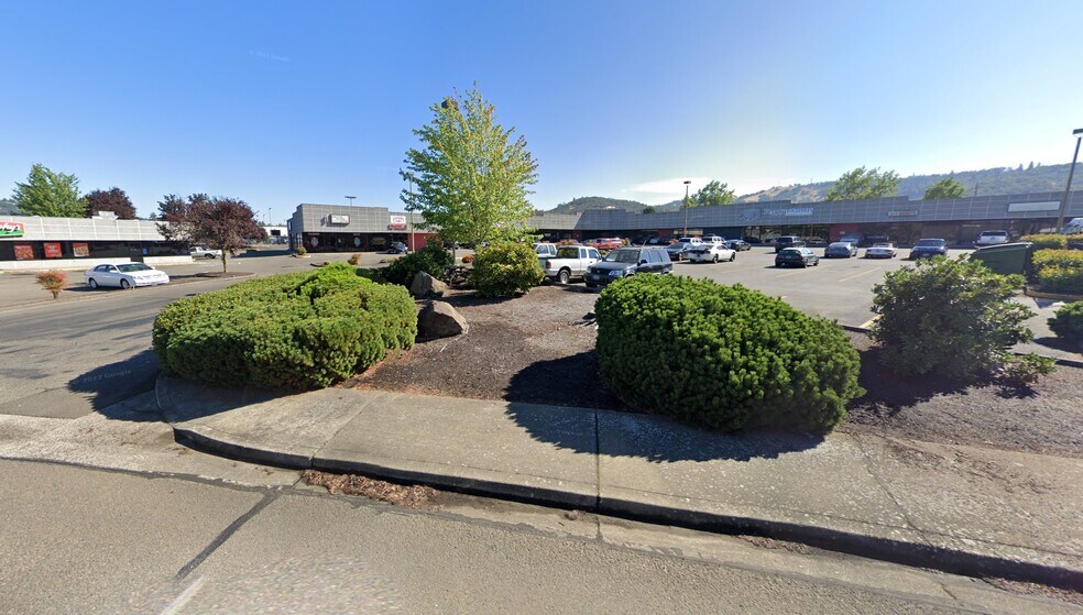 More Photos Of 250 NE Garden Valley Blvd, Roseburg General Retail For Lease