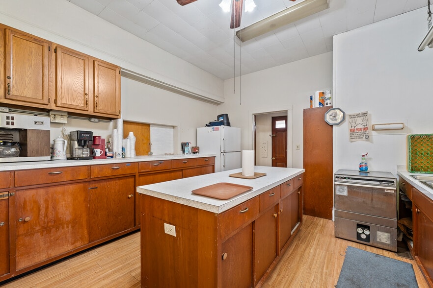 More Photos Of 729 Mason St, Milton Office For Sale