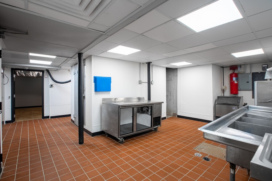 More Photos Of 9750 S Roberts Rd, Palos Hills Freestanding For Sale