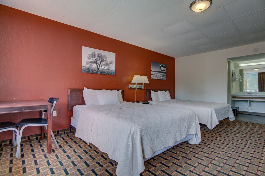 More Photos Of 100 W Wilson St, Valliant Hotel For Sale