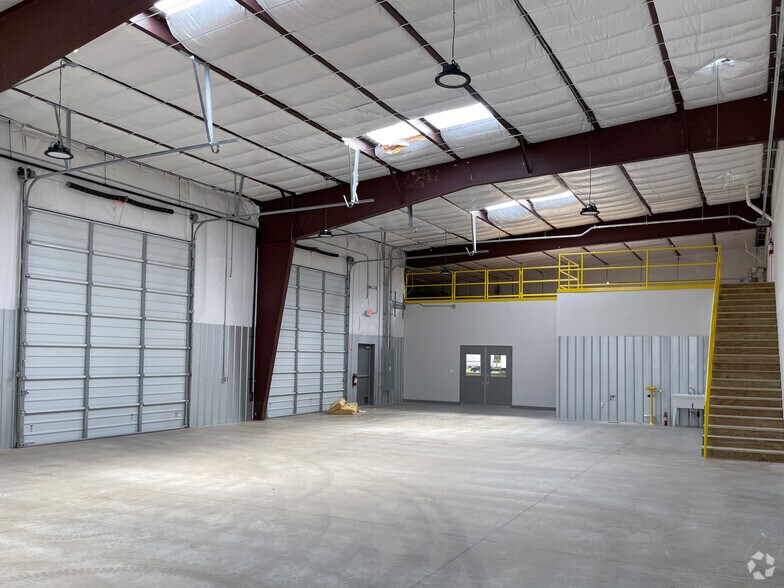 More Photos Of 8107 Interchange Pky, San Antonio Light Distribution For Lease