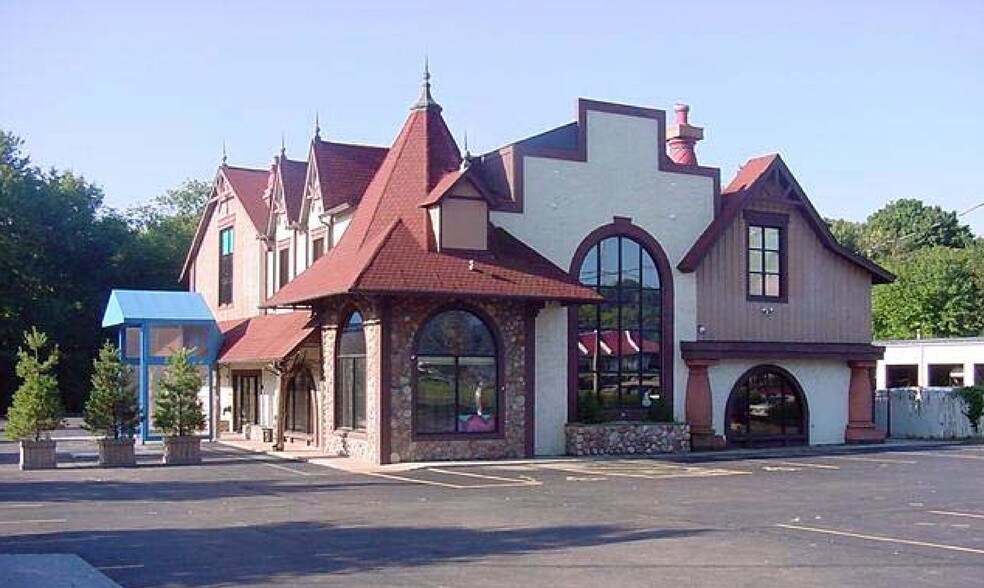 Primary Photo Of 594 Boston Post Rd, Guilford Storefront Retail Office For Lease