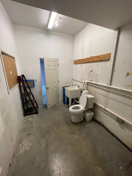 More Photos Of 202 State St, Bowling Green Warehouse For Lease