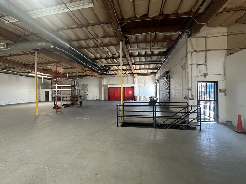 More Photos Of 5800 S Hoover St, Los Angeles Warehouse For Lease