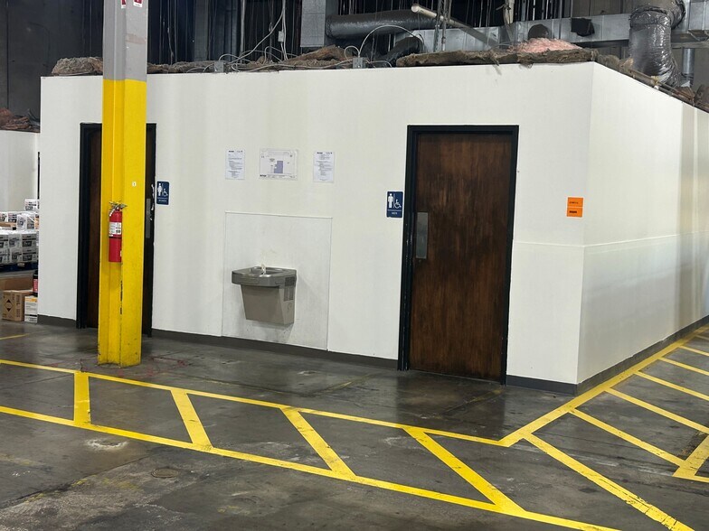 More Photos Of 11401-11445 Moog Dr, Saint Louis Distribution For Lease