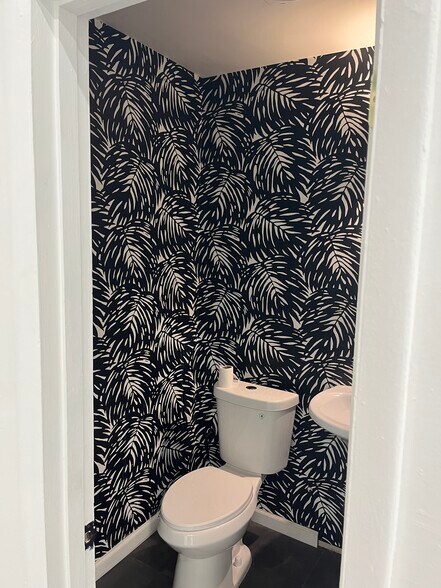 More Photos Of 5764-5806 Commerce Ln, South Miami Showroom For Lease