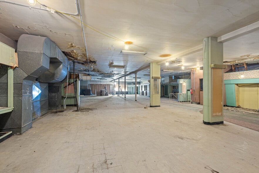 More Photos Of 1309 Tower Ave, Superior Restaurant For Sale
