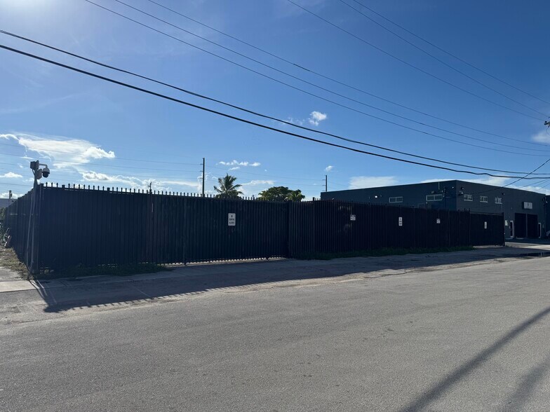 More Photos Of 2200-2208 SW 59th Ave, West Park Warehouse For Sale