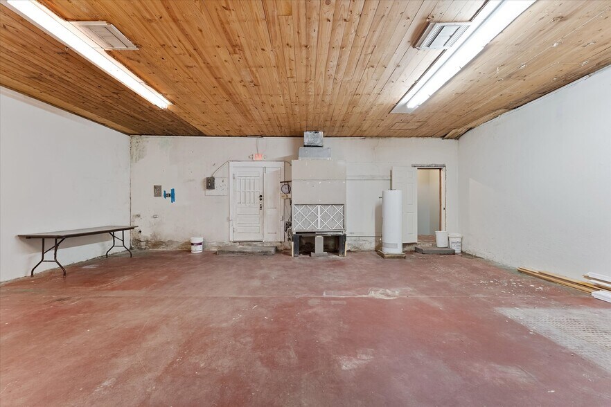 More Photos Of 313 E Main St, Humble Storefront Retail Office For Lease