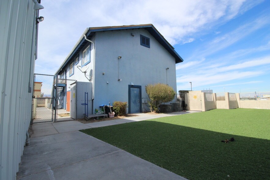 More Photos Of 2675 W Arby, Las Vegas Veterinarian Kennel For Sale