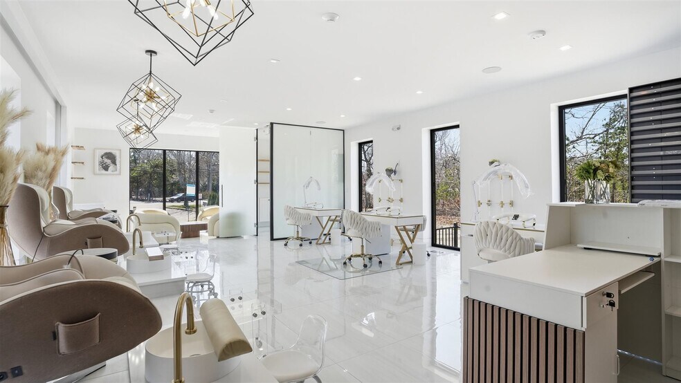 More Photos Of 200 W Montauk Hwy, Hampton Bays Freestanding For Lease