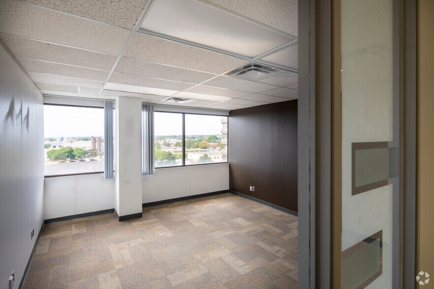 More Photos Of 700 Dorval Dr, Oakville Unknown For Lease