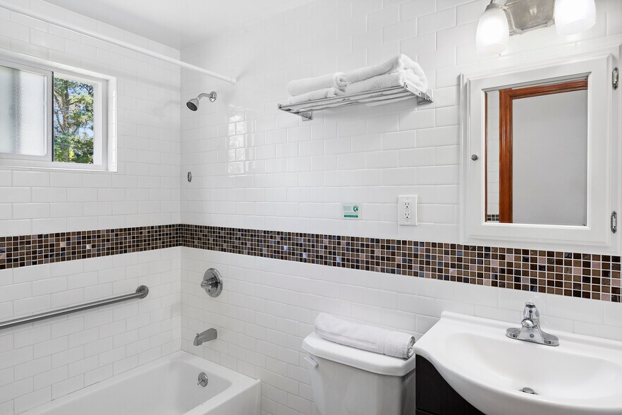 More Photos Of 72 Foster Ave, Hampton Bays Hotel For Sale