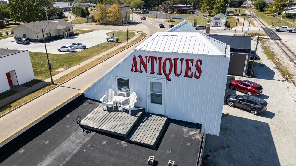 More Photos Of 126 S Main St, Gilman Showroom For Sale