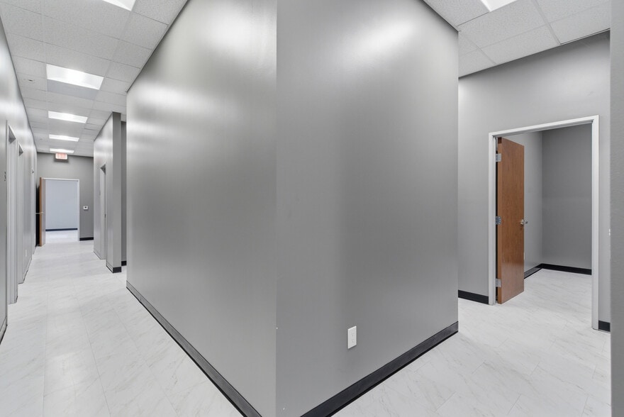 More Photos Of 685 E Grand Blvd, Corona Storefront Retail Office For Lease