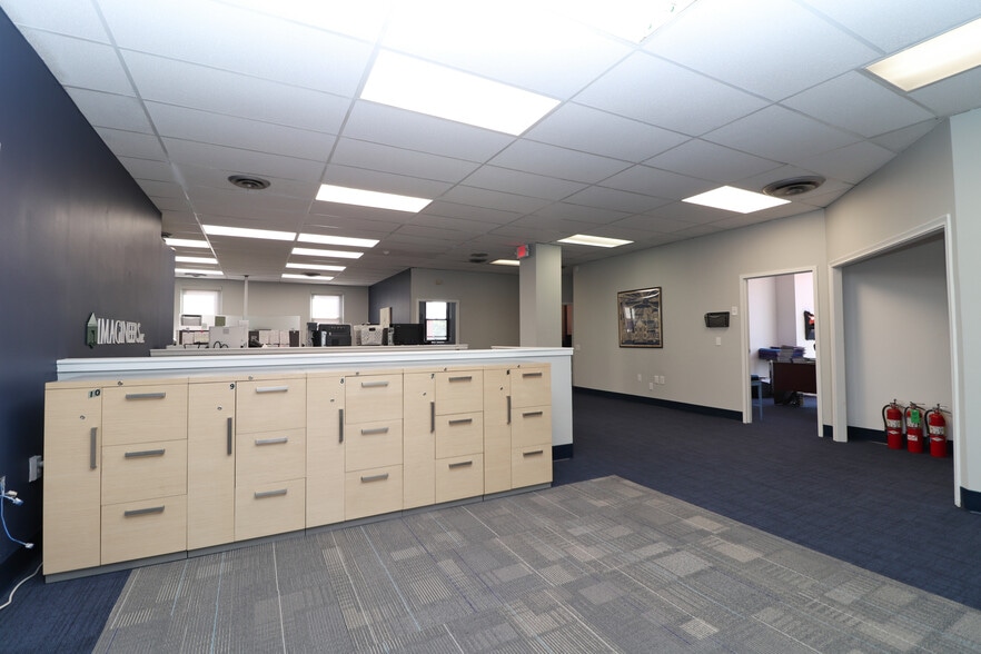 More Photos Of 631-635 Farmington Ave, Hartford Office For Sale