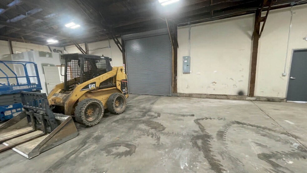 More Photos Of 844 N Raleigh St, Greensboro Warehouse For Lease