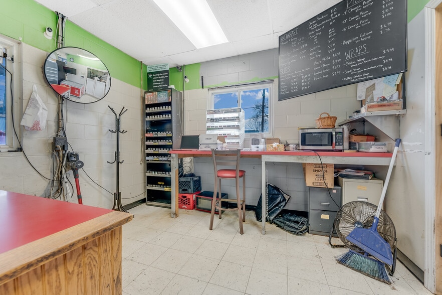 More Photos Of 154 Bridge St, Junior Restaurant For Sale