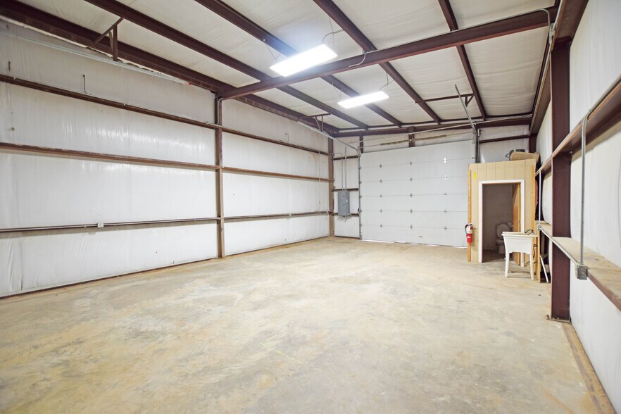 More Photos Of 302 Industrial Ave, Odessa Warehouse For Sale