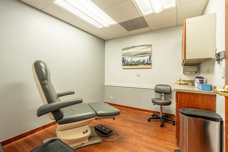 More Photos Of 401 N York St, Elmhurst Medical For Lease