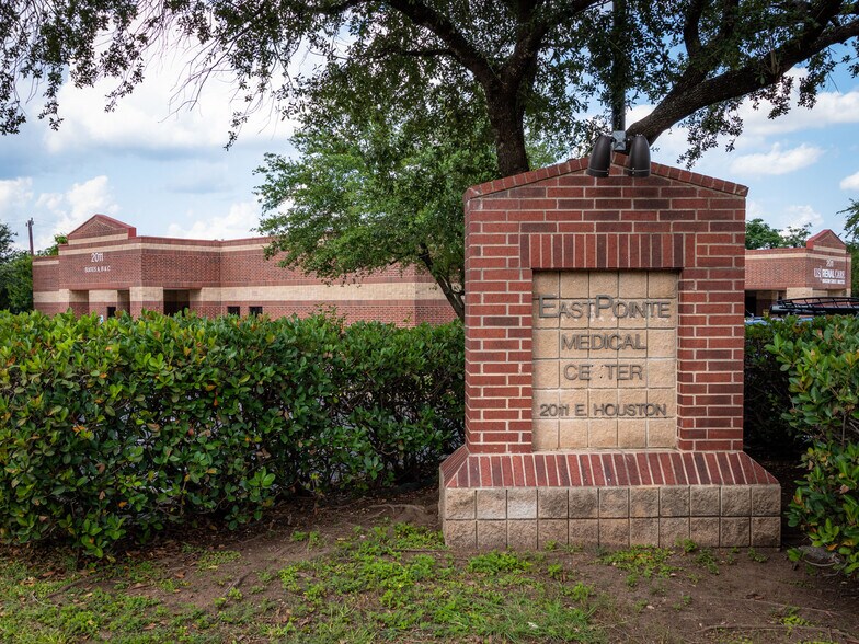 More Photos Of 2011 E Houston St, San Antonio Medical For Lease