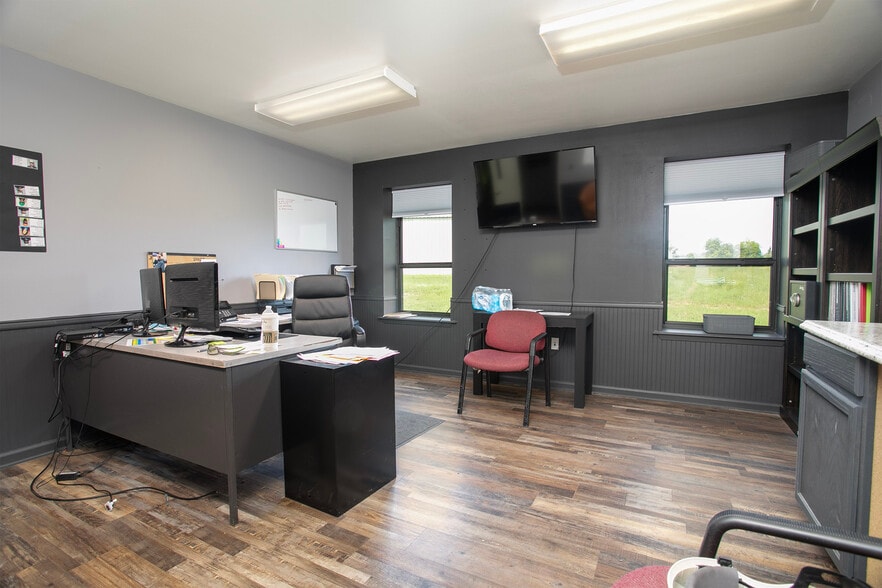 More Photos Of 8102 County Road 313 E, Tyler Distribution For Sale