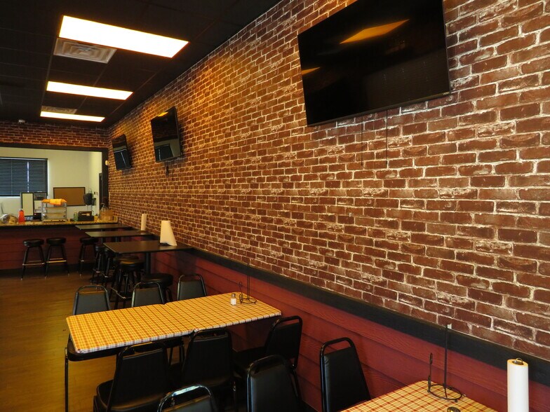 More Photos Of 403 S Main St, Wilmington Freestanding For Sale