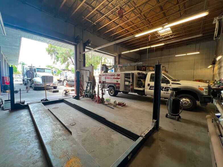 More Photos Of 301 E Blaine St, Corona Warehouse For Lease