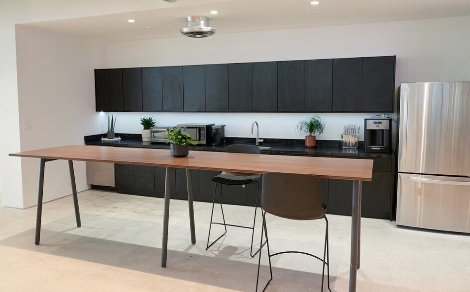 More Photos Of 218 NW 24th St, Miami Office Residential For Lease