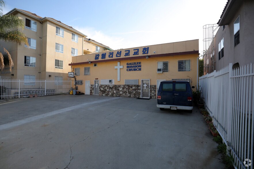 More Photos Of 2214 S Western Ave, Los Angeles Warehouse For Lease