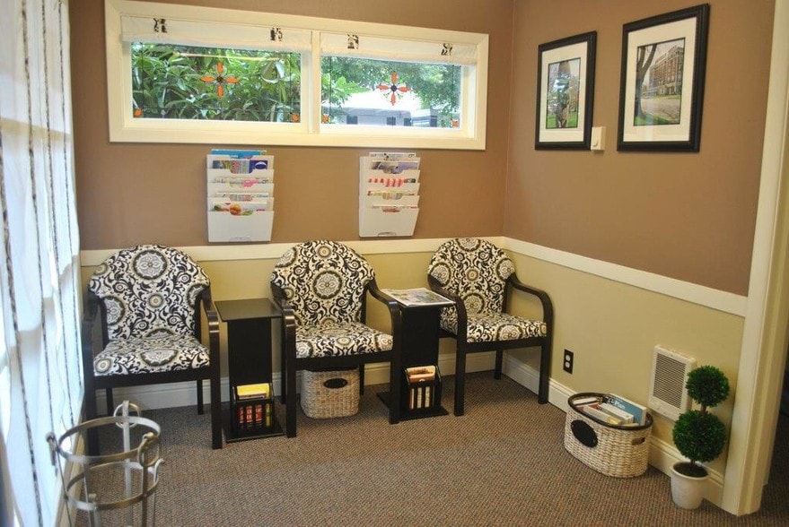 More Photos Of 1655 Hudson St, Longview Office For Lease